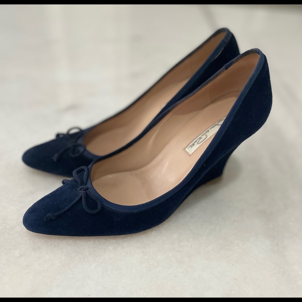 Beautiful Oscar de la Renta Navy Wedge Heel EUC